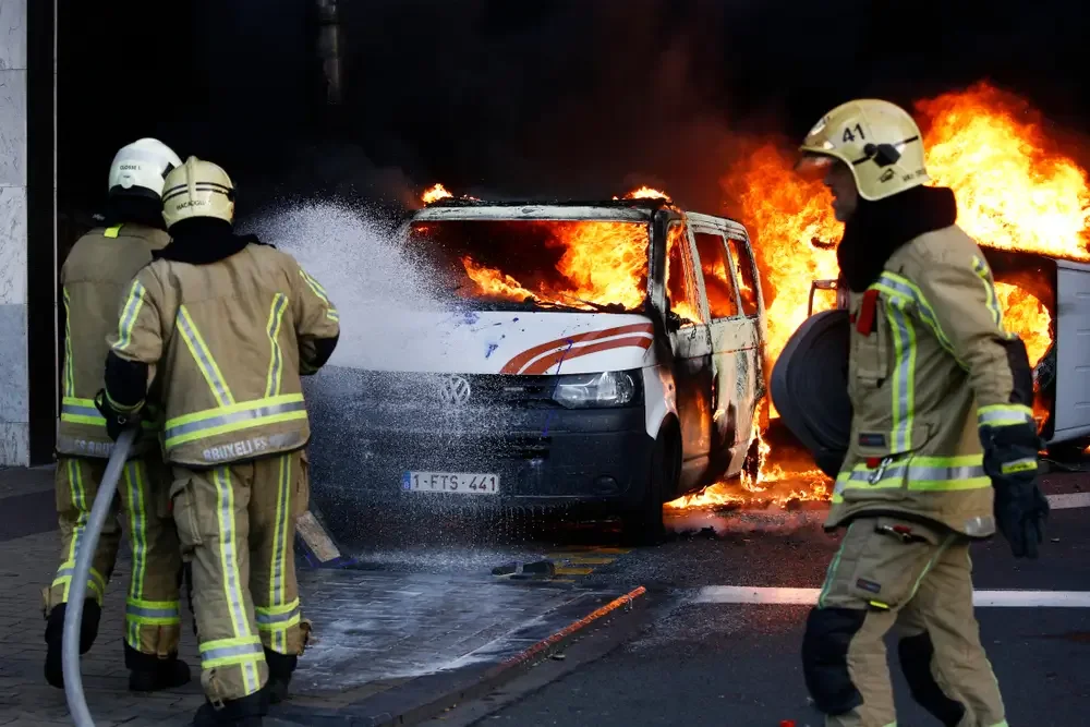 Pompiers de Bruxelles en intervention sur un véhicule en feu