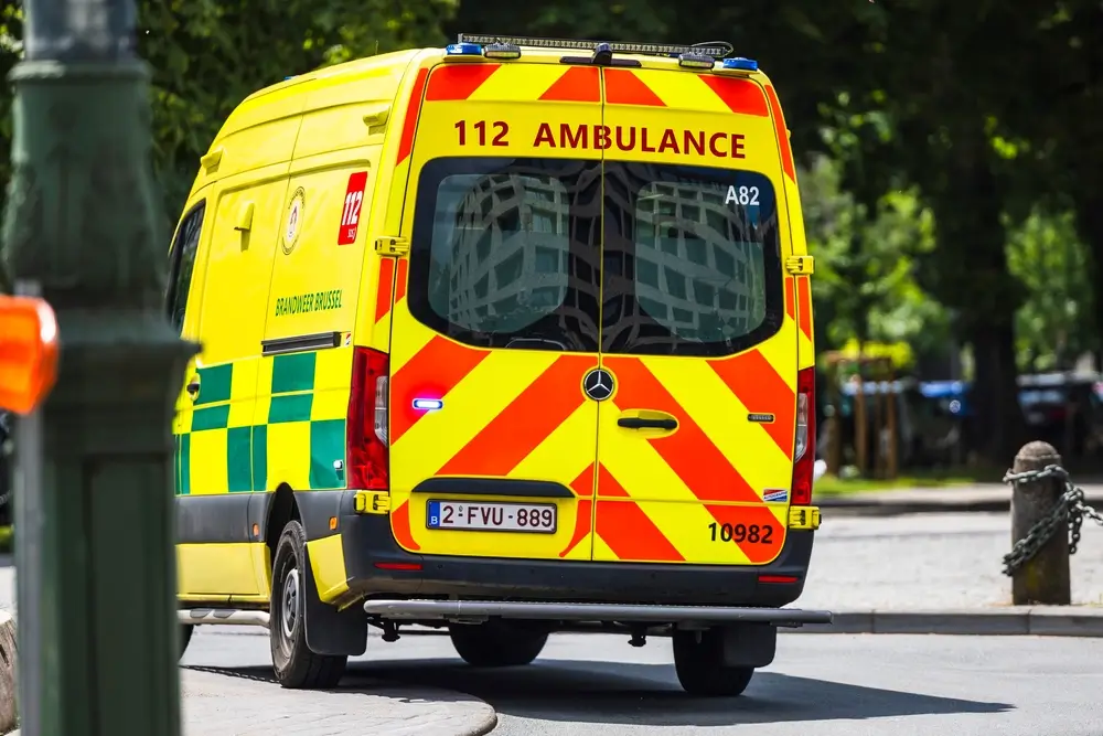 Ambulance jaune du 112 en intervention d'aide médicale urgente pour une mission de secours sur la voie publique.