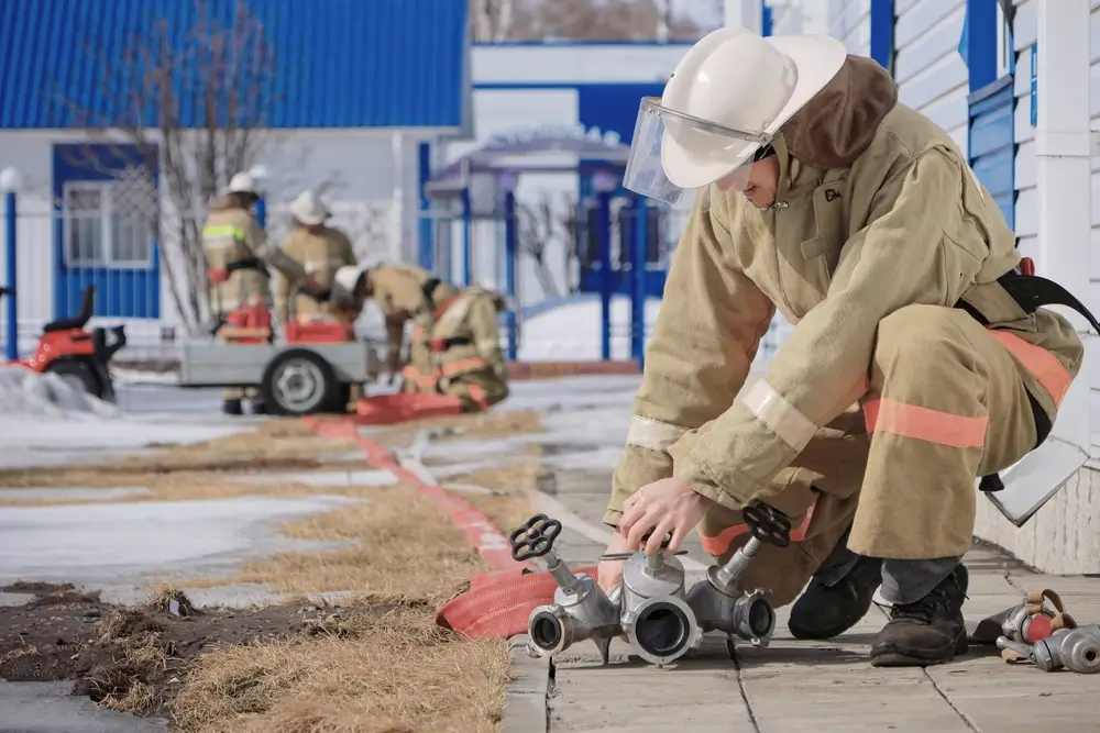 Pompier manipulant un diviseur lors d'une formation et d'un exercice incendie pour l'épreuve de promotion.
